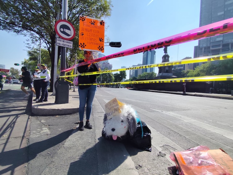 Integrantes del Refugio Franciscano bloquean Paseo de la Reforma