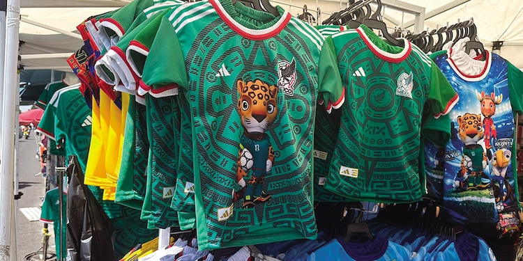 Negocios céntricos ofertan jerseys del Tri con las mascotas del Mundial, ayer.