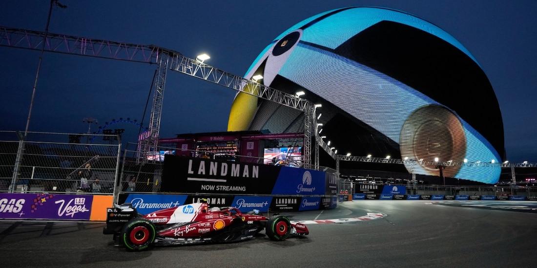 El Ferrari de Lewis Hamilton en una práctica del Gran Premio de Las Vegas de F1.