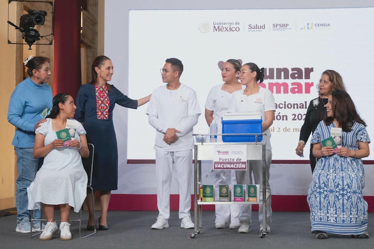 Personal de enfermería aplica dosis de la 24° Semana Nacional de Vacunación en Centros de Salud de la CDMX.