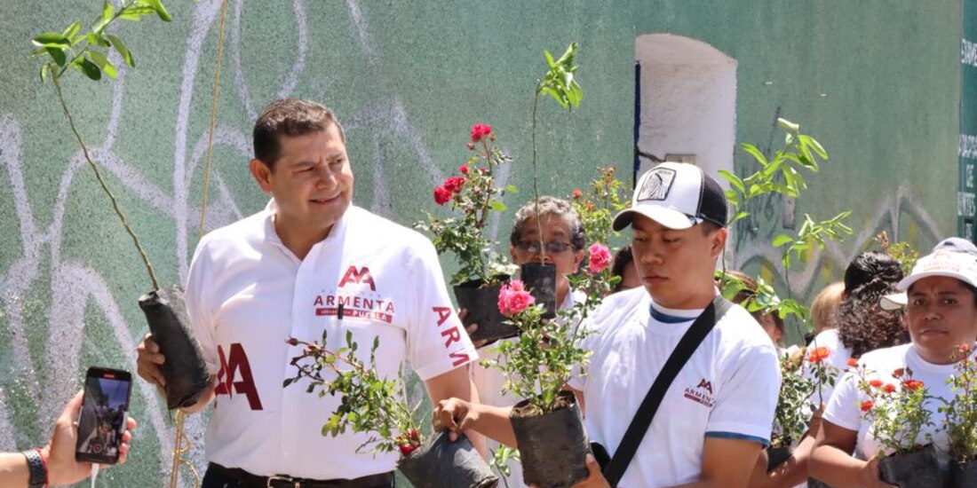 En Atlixco, Alejandro Armenta recorrió las calles para donar de árboles frutales,
