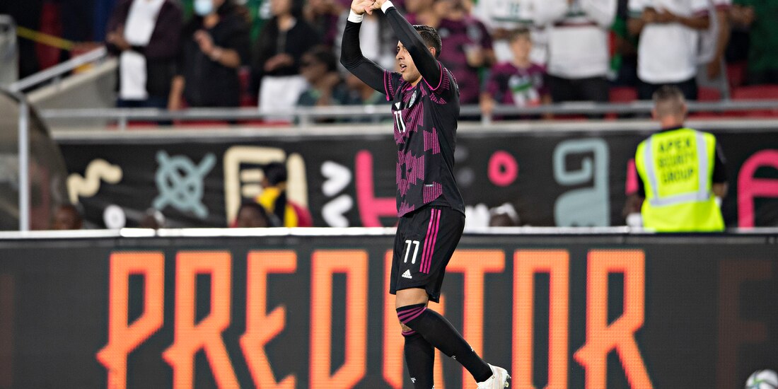 Rogelio Funes Mori festeja su primer gol como seleccionado de México.
