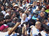 El Presidente Andrés Manuel López Obrador avanza lento hacia el Zócalo de la Ciudad de México
