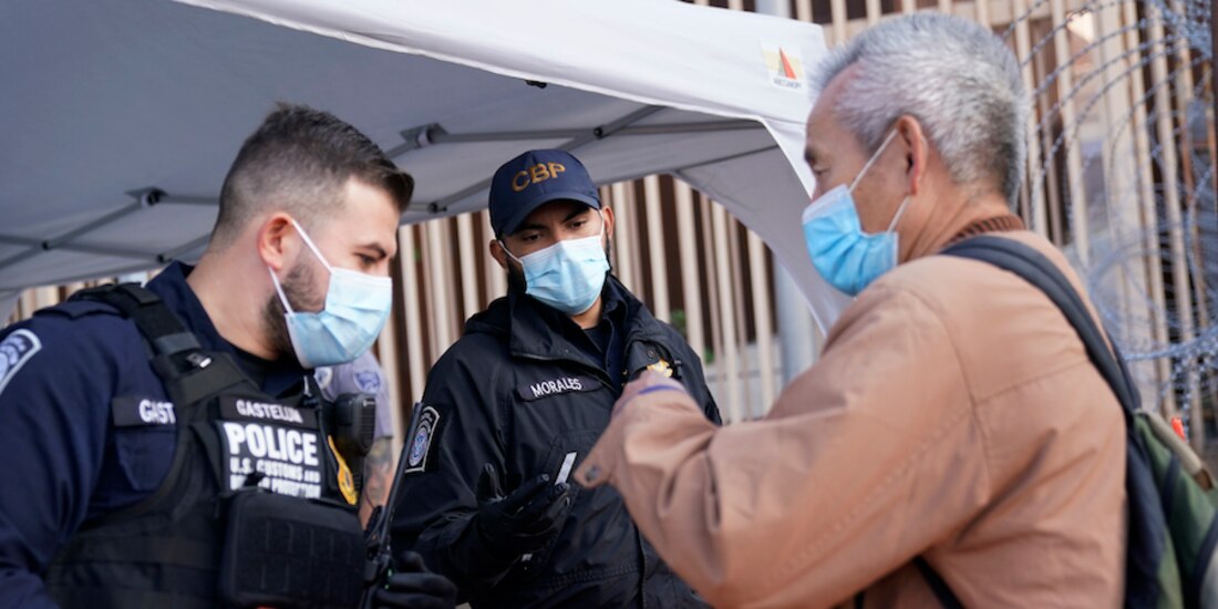 Autoridades fronterizas de EU verifican comprobantes de vacunación de visitantes extranjeros, ayer.
