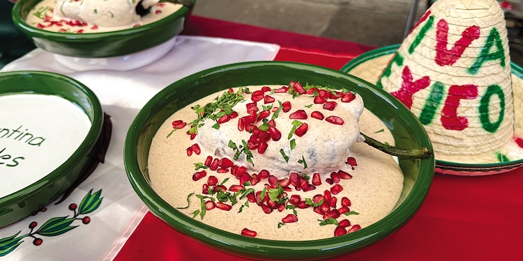 Chile en nogada, un festín de sabores patrios