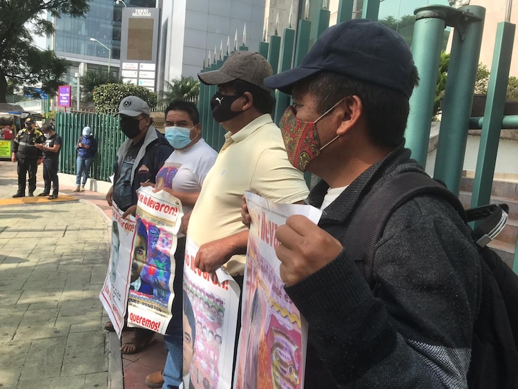 Familiares de los 43 normalistas de Ayotzinapa, el 24 de septiembre de 2020.