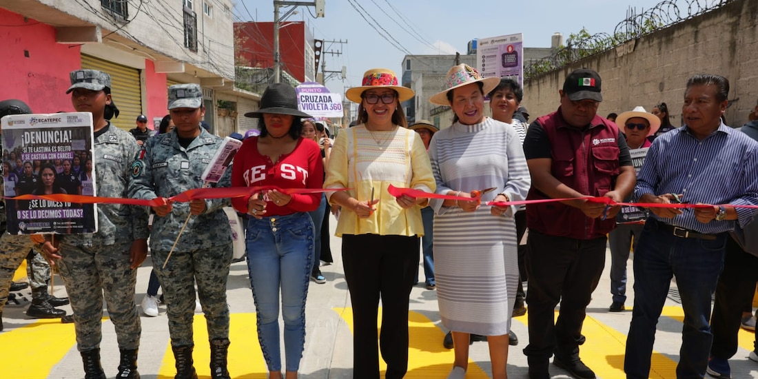 Al centro, la alcaldesa Azucena Cisneros Coss durante la entrega de una vialidad en Ecatepec.