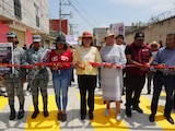 Al centro, la alcaldesa Azucena Cisneros Coss durante la entrega de una vialidad en Ecatepec.