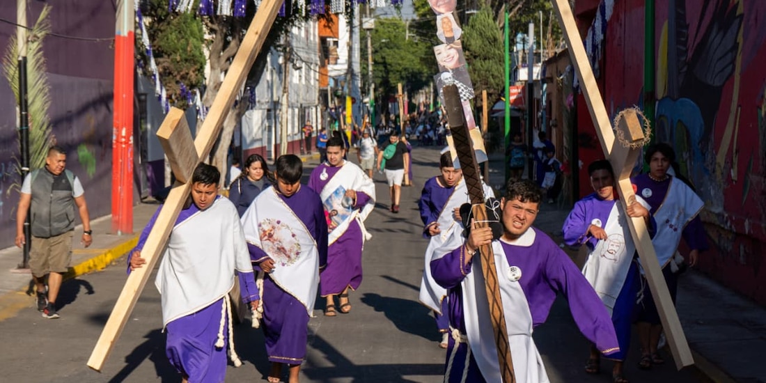 Vecinos de Iztapalapa, bajo el papel de Nazarenos, cargan las cruces de manera previo a Viacrucis de Iztapalapa.