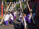 Vecinos de Iztapalapa, bajo el papel de Nazarenos, cargan las cruces de manera previo a Viacrucis de Iztapalapa.