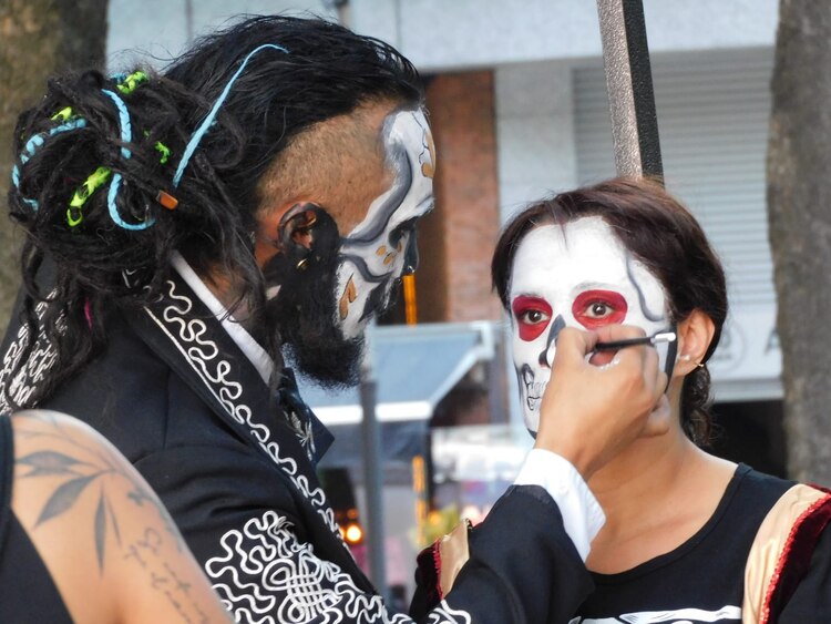 Mega Procesión de Catrinas en CDMX: se alistan catrinas con maquillaje y disfraces