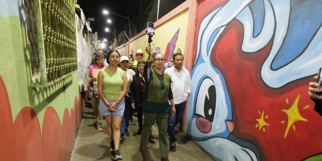 La alcaldesa de Ecatepec, Azucena Cisneros, encabezó la inauguración del corredor iluminado y recuperado.