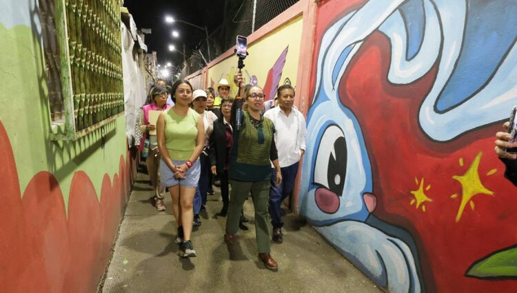 La alcaldesa de Ecatepec, Azucena Cisneros, encabezó la inauguración del corredor iluminado y recuperado.