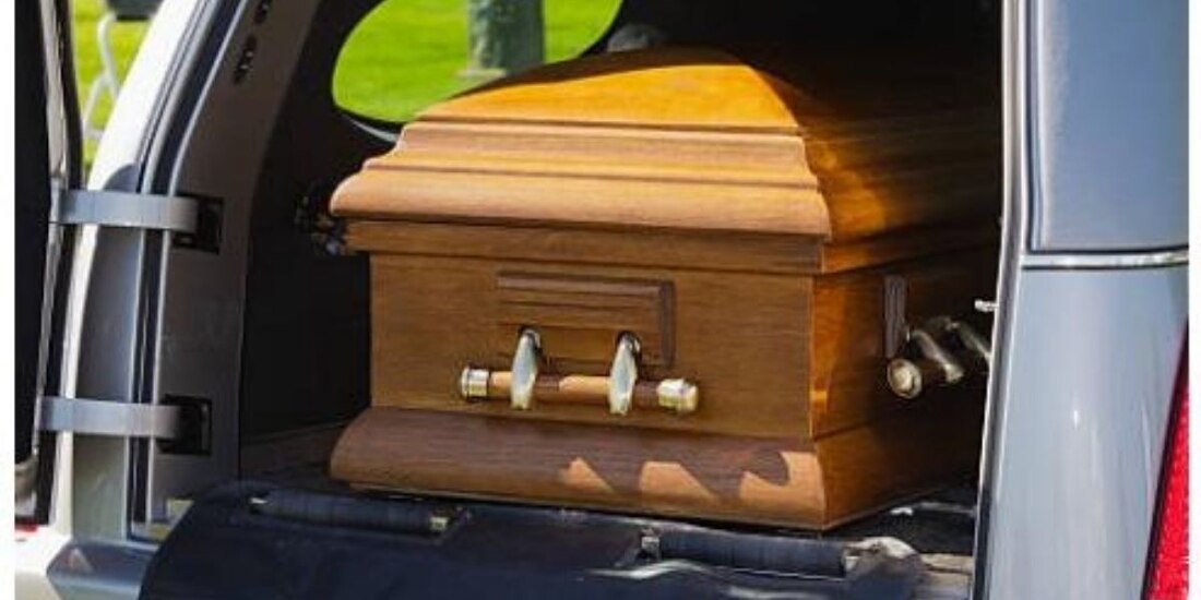 El hombre armado amagó al conductor de la carroza fúnebre, para después hacerlo descender de esta y robarla con todo y cadáver.