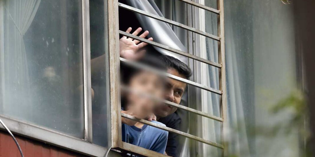 Un padre y su hijo en cuarentena, el pasado 18 de julio.