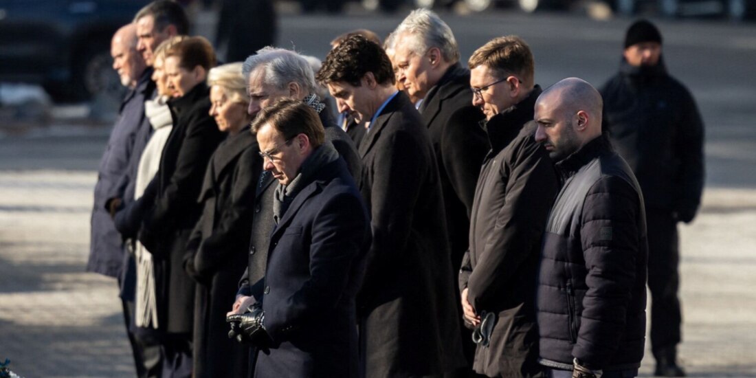 Líderes europeos, entre ellos Ursula von der Leyen (Comisión Europea) y Pedro Sánchez (España), rinden honores por las víctimas de esta guerra durante el tercer aniversario, tras viajar a Ucrania y dialogar con Volodimir Zelenski.