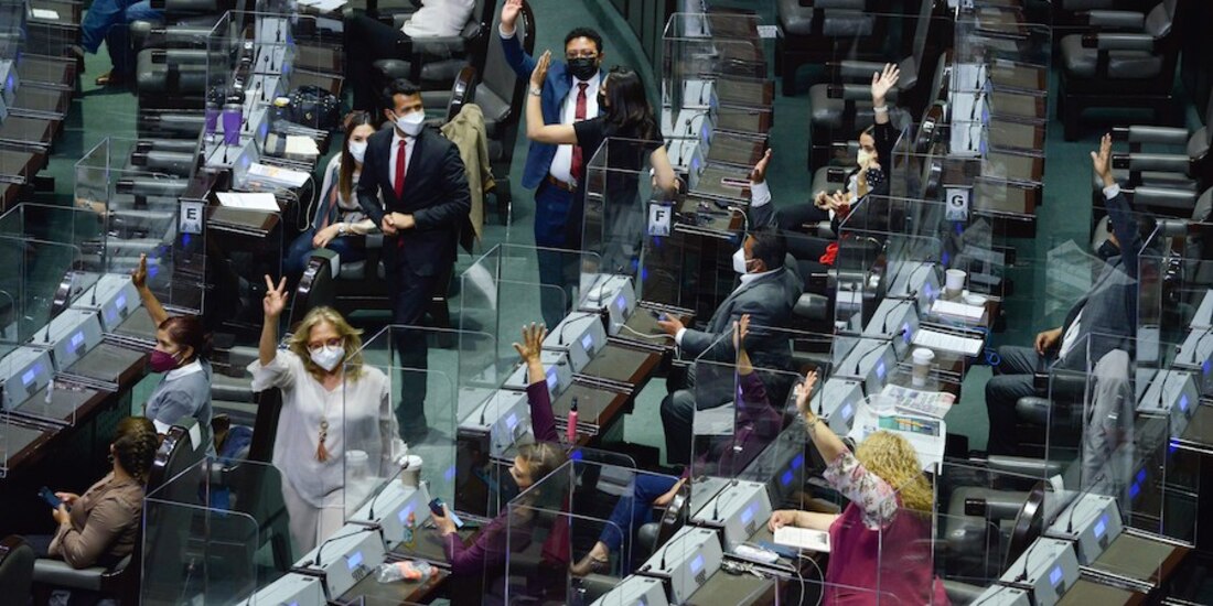 Legisladores durante la sesión semipresencial en San Lázaro, ayer.