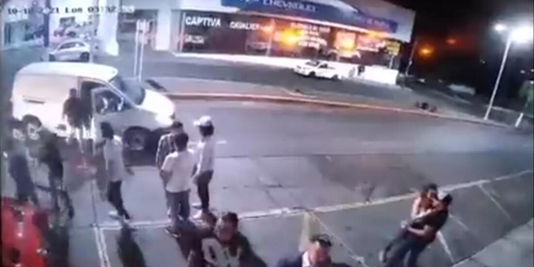 Las autoridades de Michoacán comenzaron las investigaciones por los hechos violentos afuera de un bar en Morelia la madrugada de este lunes.