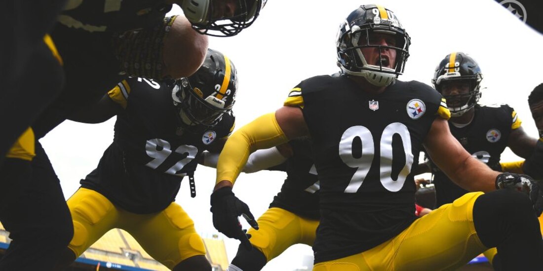 Jugadores de los Steelers celebran una jugada, en la Temporada 2020 de la NFL