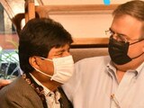 Ebrard recibe a Evo Morales en su llegada a México
