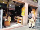 Un gato descansa sobre unos libros, ayer, en un local del Centro.