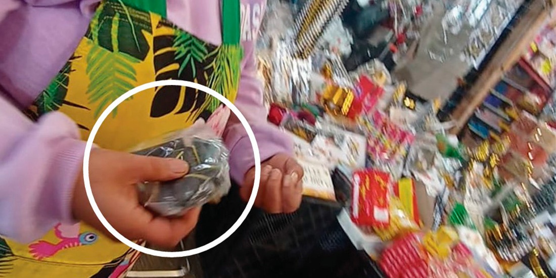 UNA VENDEDORA ofrece cañones (círculo), ayer, en el mercado de Jamaica.