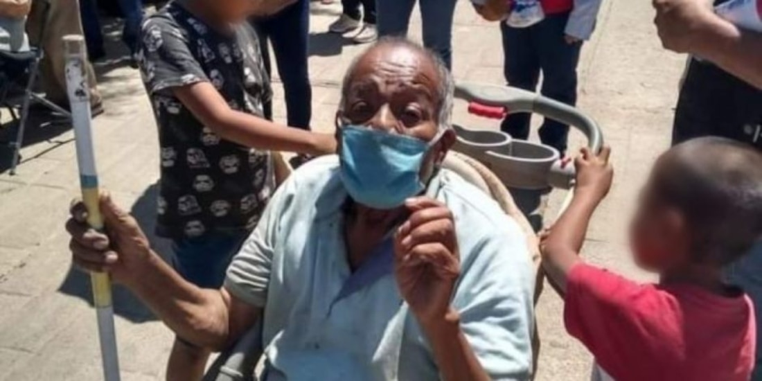 Un niño de 11 años de edad empujó la carriola de bebé habilitada como silla de ruedas hasta un puesto de vacunación contra COVID-19.