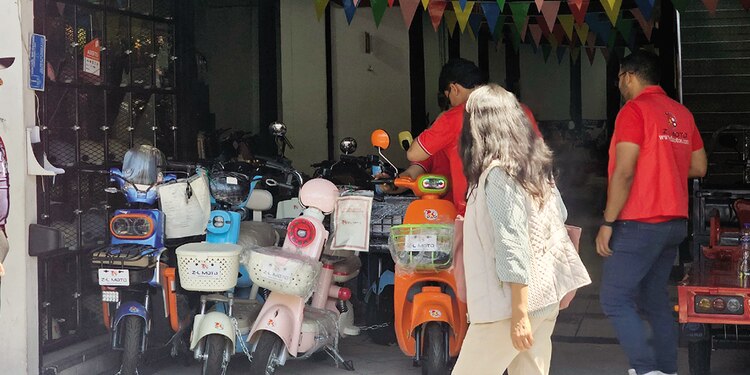 Vendedores acomodan las motobicis que ofertan en un local, ayer.