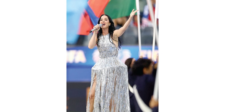 KATY PERRY entonó el tema “Wonder” en el estadio