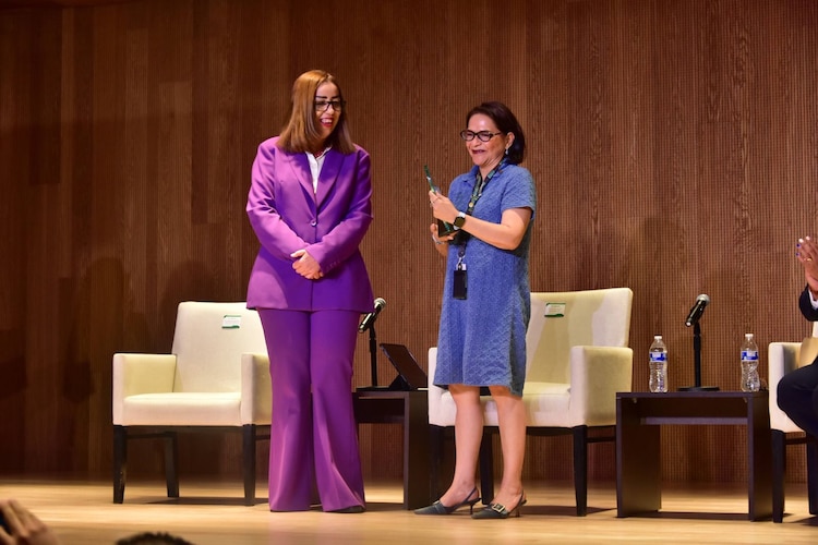La directora general de CFE, Emilia Esther Calleja, y la directora de CFE Calificados, María Elena Villarreal Salazar.