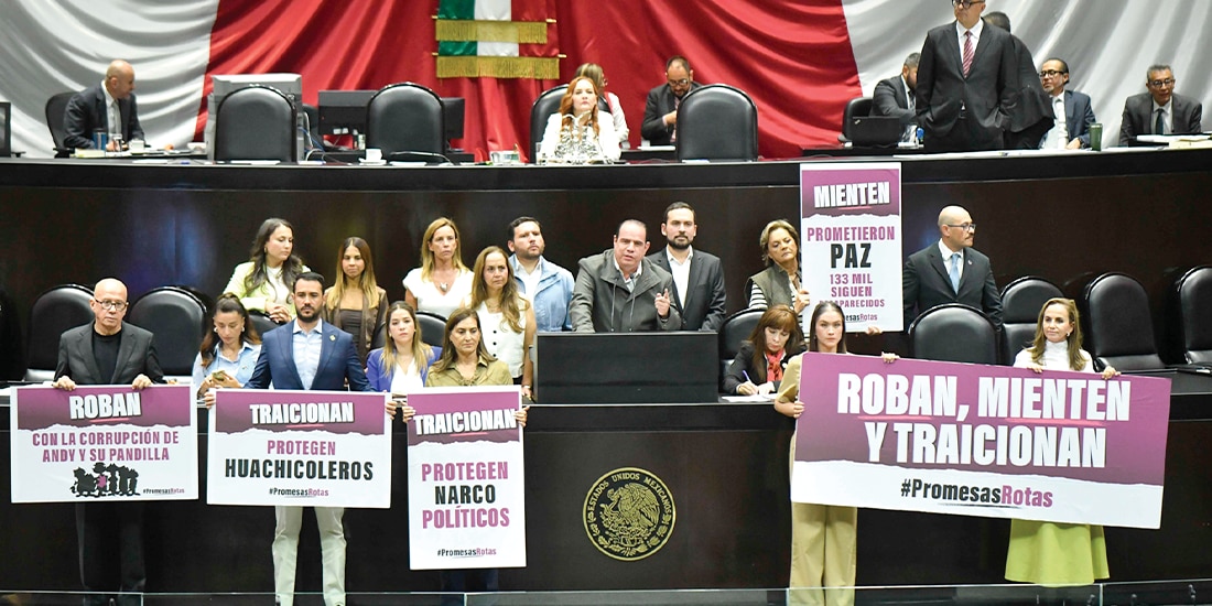 DIPUTADOS panistas sacaron cartulinas con leyendas contra Morena, ayer, durante la sesión del pleno.