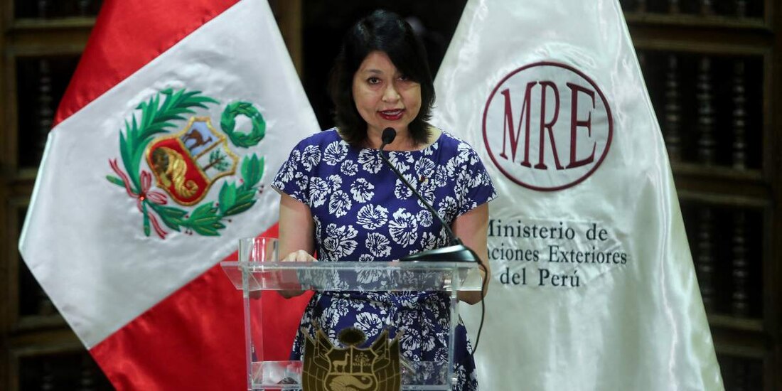 Perú declara persona non grata al embajador de México.