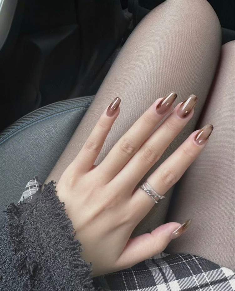 Colores de uñas naturales para otoño 2025