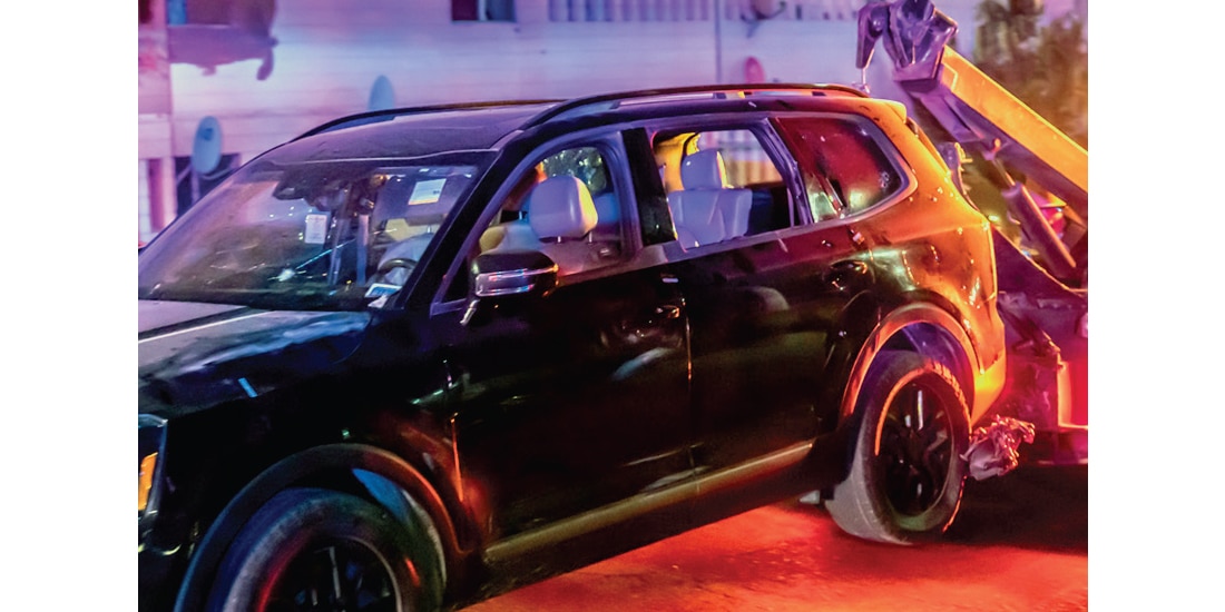AUTORIDADES RETIRAN el auto en el que viajaban la regidora de Tecate y su familia el martes, luego del ataque.