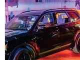 AUTORIDADES RETIRAN el auto en el que viajaban la regidora de Tecate y su familia el martes, luego del ataque.