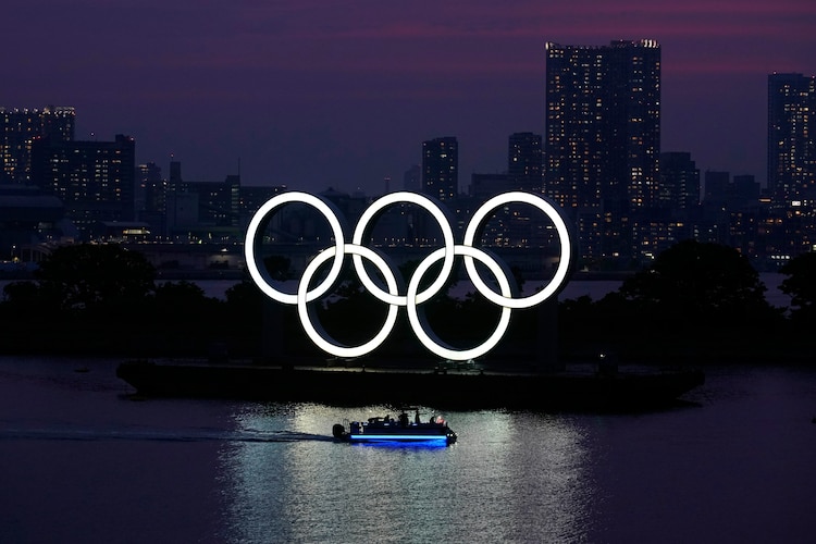 Los aros olímpicos flotan en la sección de Odaiba en Tokio, el pasado 3 de junio.