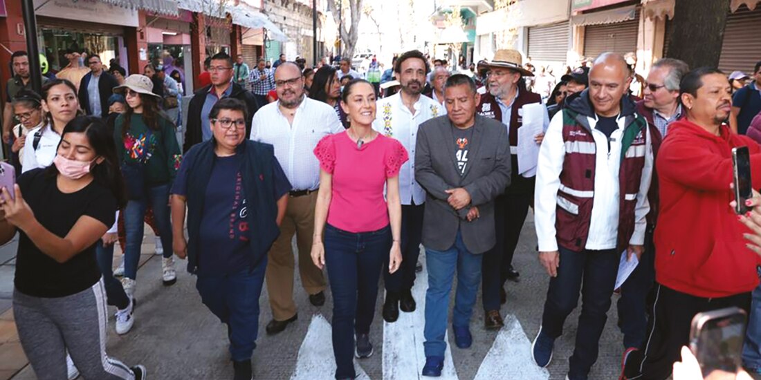 La mandataria capitalina durante su recorrido por varias calles del Centro Histórico, ayer.