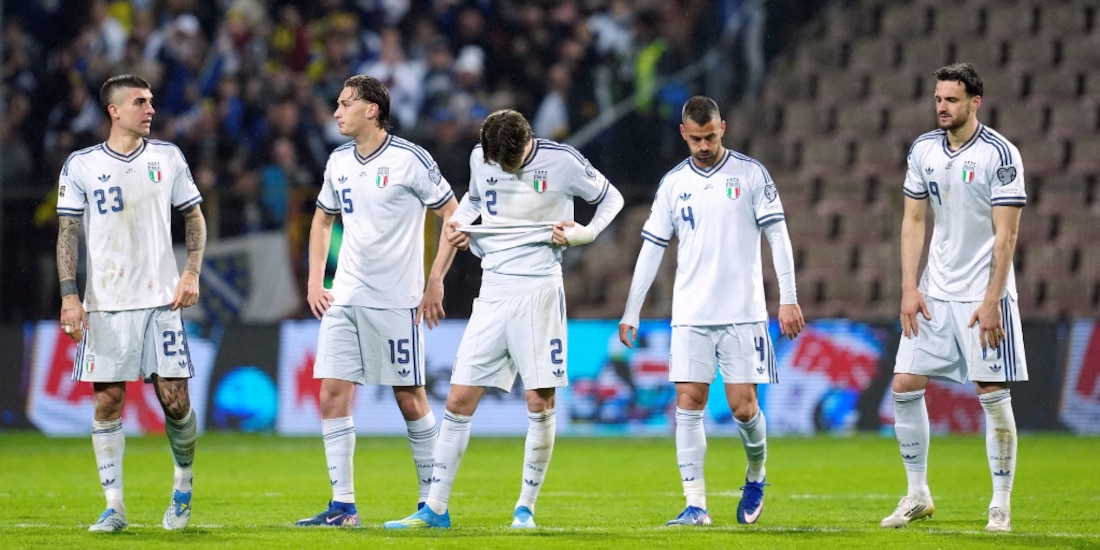 Jugadores italianos se lamentan tras su eliminación a manos de Bosnia.