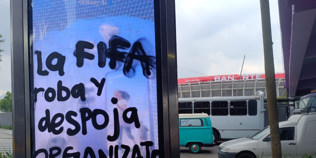 Manifestantes realizan bloqueos, pintas y "retas" frente a Estadio Banorte, sede del Mundial.