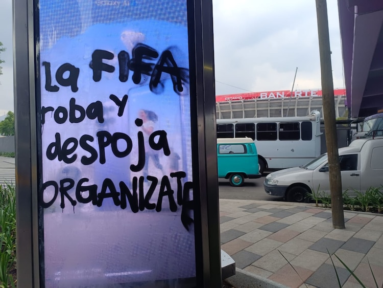 Manifestantes realizan bloqueos, pintas y "retas" frente a Estadio Banorte, sede del Mundial.