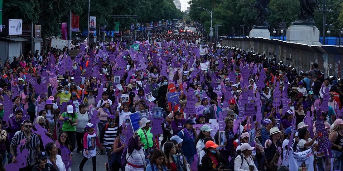 Mujeres y madres de víctimas de feminicidio marcharon para exigir justicia en el marco del Día Internacional de la Eliminación de la Violencia contra la Mujer en la Glorieta de las Mujeres que Luchan hacia el Zócalo capitalino