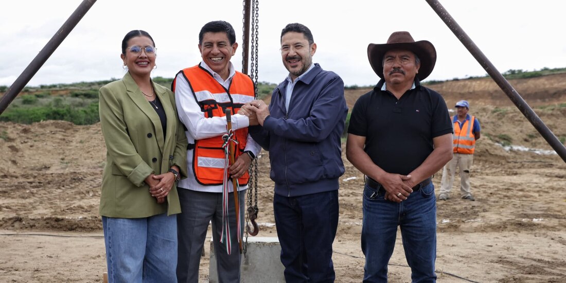 Al centro de la imagen el titular del ISSSTE y el Gobernador de Oaxaca.