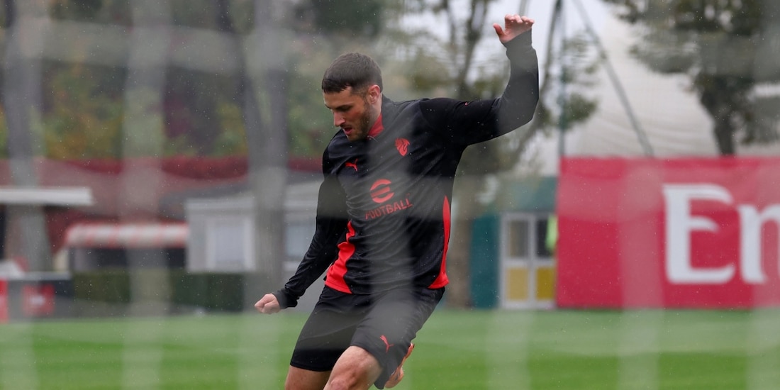 Santiago Gimenez durante un entrenamiento con el Milan.