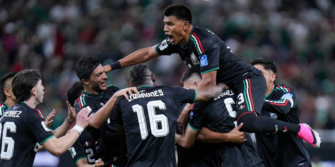 Jugadores mexicanos celebran el gol ante Corea del Sur.