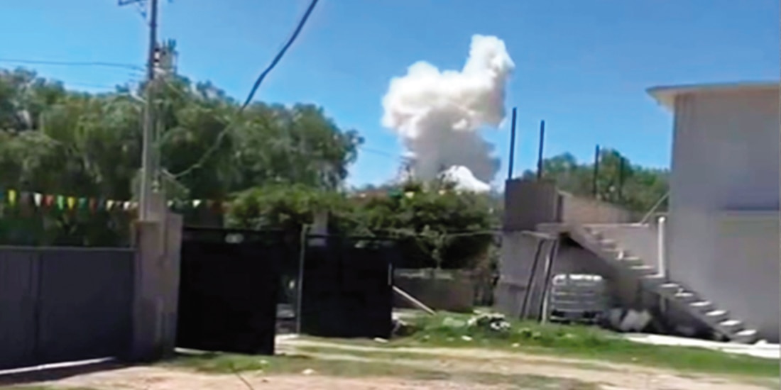 Aspecto de la columna de humo tras la explosión de ayer.