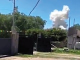 Aspecto de la columna de humo tras la explosión de ayer.