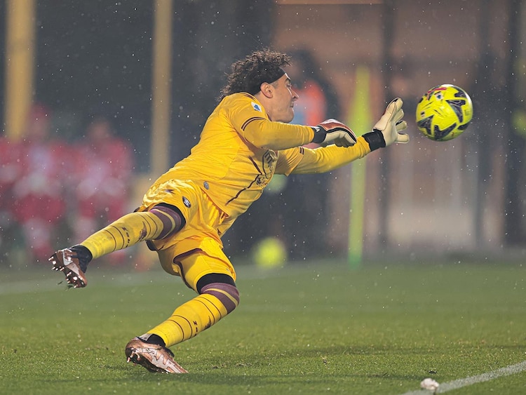 Memo Ochoa, en acción, durante un partido de la Salernitana en la Serie A.