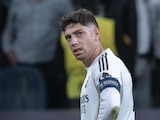 Federico Valverde en un duelo con el Real Madrid