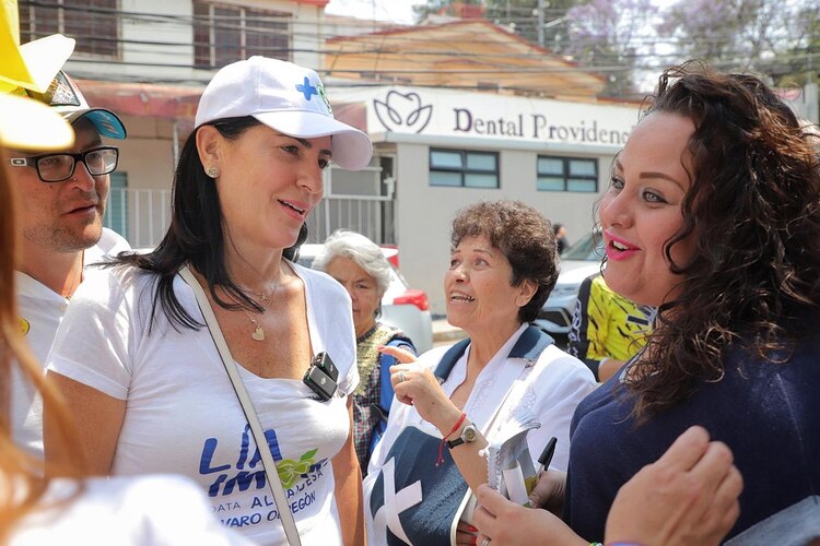 Lía Limón, candidata de la alianza PRI, PAN, PRD, recorriendo colonias de Álvaro Obregón.