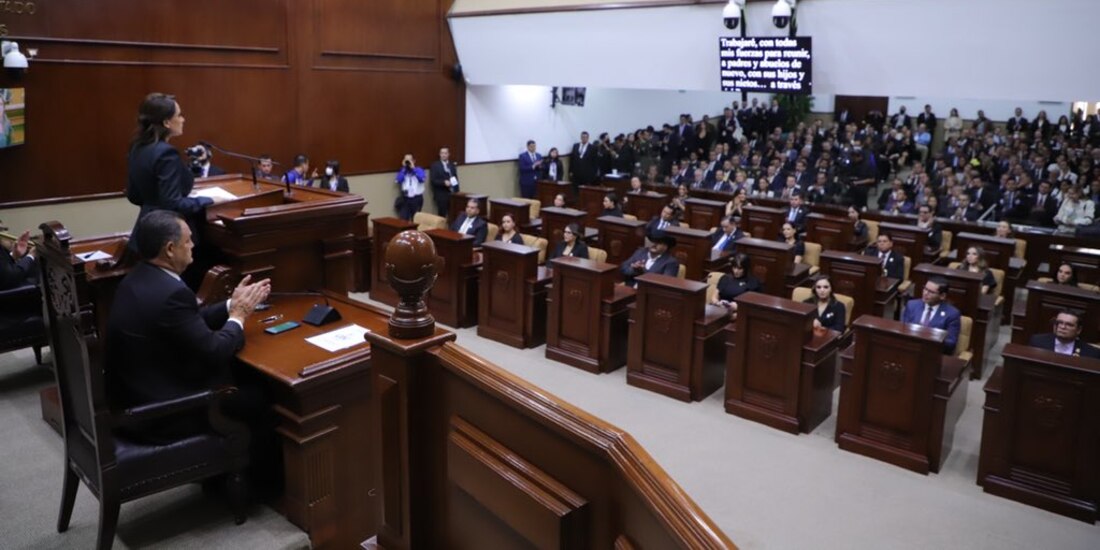 Tere Jiménez durante su rendición de protesta para asumir el cargo de gobernadora de Aguascalientes